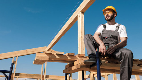 Handwerker-Dachstuhl-215543391-AS-spaskov