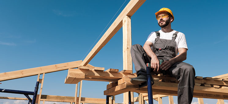 Handwerker-Dachstuhl-215543391-AS-spaskov
