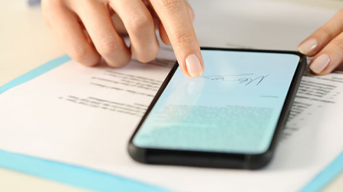 Frau-Smartphone-Unterschrift-334489860-AS-Antonioguillem