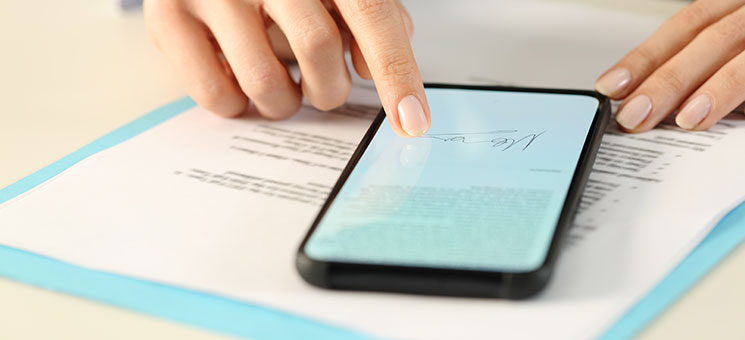 Frau-Smartphone-Unterschrift-334489860-AS-Antonioguillem