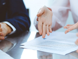 Haende-Papier-260002002-AS-rogerphoto