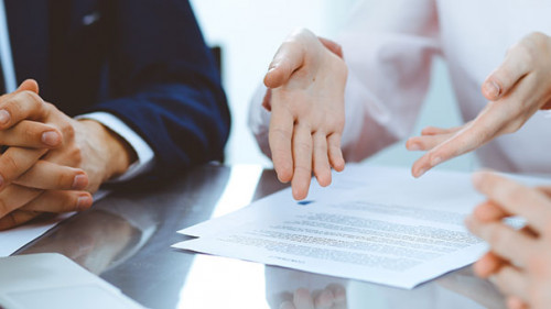 Haende-Papier-260002002-AS-rogerphoto