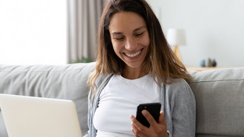 Frau-Laptop-Smartphone-328916140-AS-fizkes