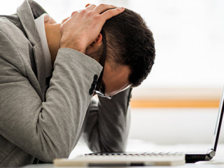 Anzugtraeger-Laptop-depressiv-252197101-AS-djoronimo