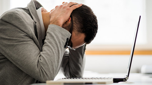 Anzugtraeger-Laptop-depressiv-252197101-AS-djoronimo