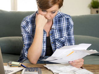 Frau-Papier-Taschenrechner-183059819-AS-Wordley-Calvo-Stock