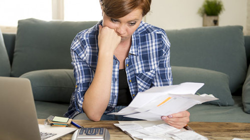 Frau-Papier-Taschenrechner-183059819-AS-Wordley-Calvo-Stock