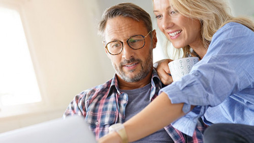 Paar-Laptop-172793667-AS-goodluz