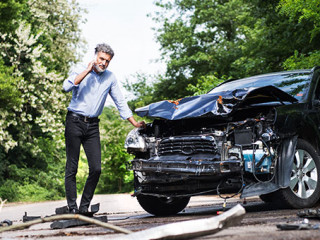 Mann-Smartphone-Auto-Unfall-218952987-AS-Halfpoint