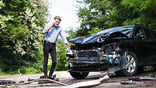 Mann-Smartphone-Auto-Unfall-218952987-AS-Halfpoint