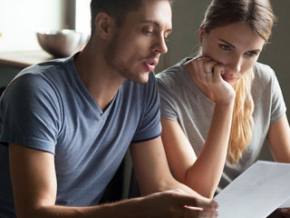 Paar-Papier-Laptop-236345247-AS-fizkes