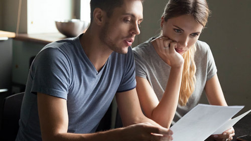 Paar-Papier-Laptop-236345247-AS-fizkes