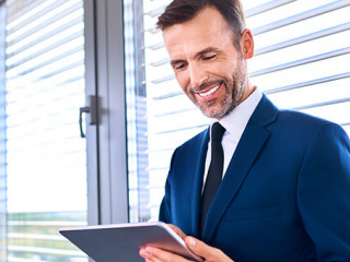 Anzugtraeger-Tablet-Laecheln-294621498-AS--baranq