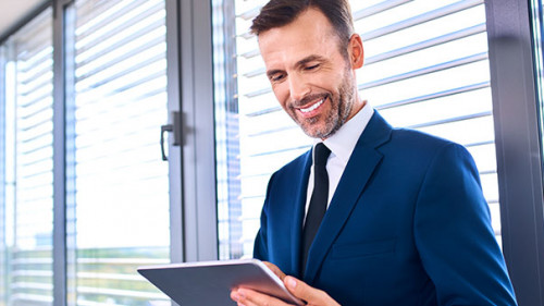 Anzugtraeger-Tablet-Laecheln-294621498-AS--baranq