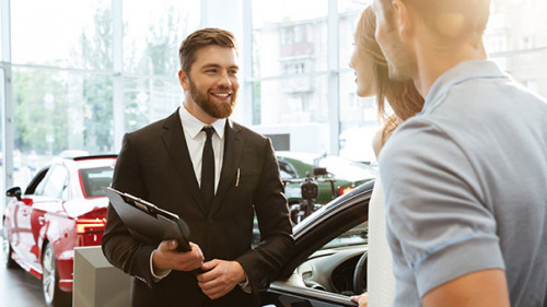 Autoverkaeufer-Paar-167762593-AS-Drobot-Dean