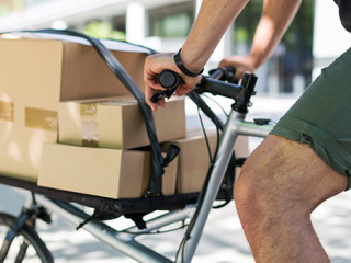 Mann-Lastenrad-272472140-AS--pikselstock