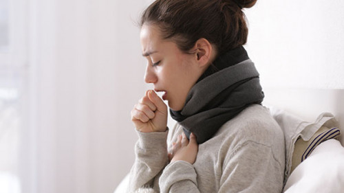 Frau-krank-Bett-140178463-AS-Africa-Studio