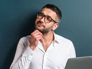 Mann-Laptop-196150292-AS-Drobot-Dean