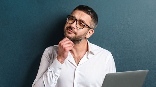 Mann-Laptop-196150292-AS-Drobot-Dean