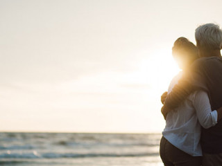 Paar-starrt-auf-Wasser-307870380-AS-Pop-Sujinun