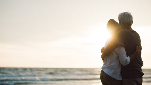 Paar-starrt-auf-Wasser-307870380-AS-Pop-Sujinun