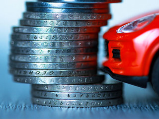 Muenzstapel-Auto-259209066-AS-Daniel