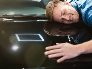 Mann-liebt-Auto-317697919-AS-studioprodakshn