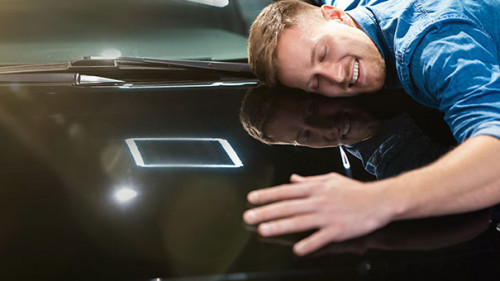 Mann-liebt-Auto-317697919-AS-studioprodakshn