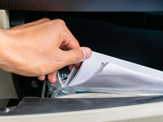 Hand-Handschuhfach-306250737-AS-Mohamed-Gabr