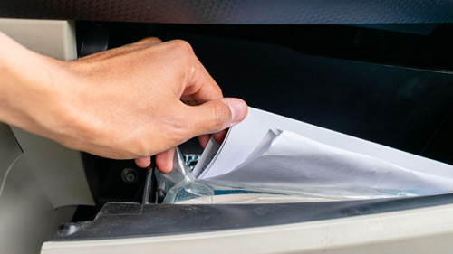 Hand-Handschuhfach-306250737-AS-Mohamed-Gabr