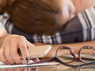 Frau-schlaeft-in-Homeoffice-187579234-AS-eggeeggjiew