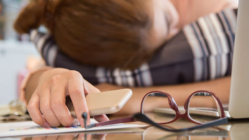 Frau-schlaeft-in-Homeoffice-187579234-AS-eggeeggjiew