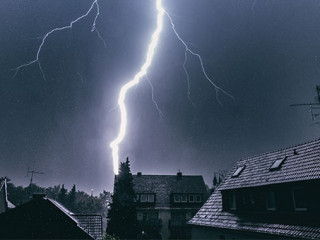 Blitzeinschlag-210067292-AS-mpix-foto