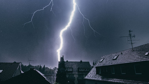 Blitzeinschlag-210067292-AS-mpix-foto