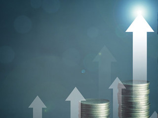 Pfeile-Muenzstapel-294157329-AS-aekkorn