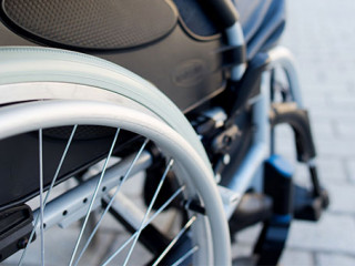 Rollstuhl-218761979-AS-auremar