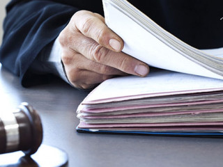 Richter-Ordner-Hammer-134837812-AS-sebra