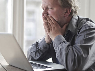 Mann-Laptop-verzweifelt-353661512-AS-olly