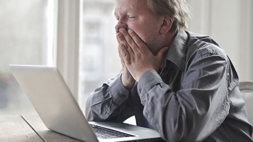 Mann-Laptop-verzweifelt-353661512-AS-olly