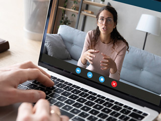 Anzugtraeger-Video-Chat-332637748-AS-fizkes