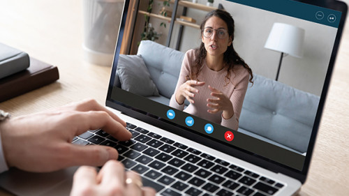 Anzugtraeger-Video-Chat-332637748-AS-fizkes