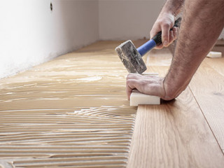 Handwerker-verlegt-Boden-279124473-AS-Anselm