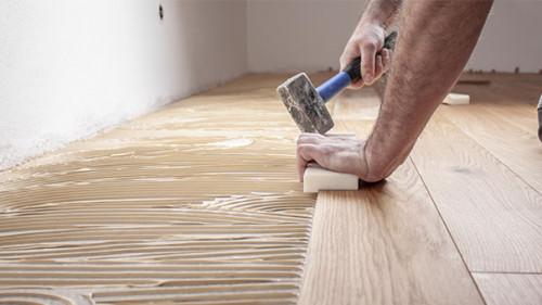 Handwerker-verlegt-Boden-279124473-AS-Anselm