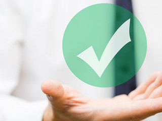 Anzugtraeger-Haekchen-107273554-AS-Bacho-Foto