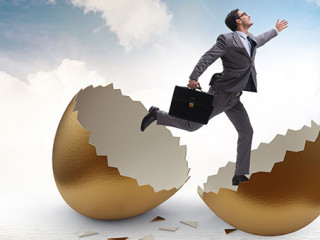 Anzugtraeger-springt-aus-Ei-355775043-AS-Elnur