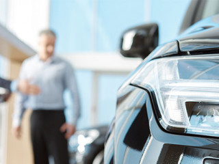 Mann-Verkauefer-Autohaus-252423656-AS-Nestor