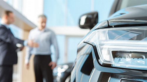 Mann-Verkauefer-Autohaus-252423656-AS-Nestor