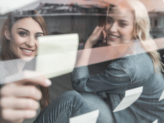 Frauen_Zettel_sitzend_AS_200818644_Yakobchuk_Olena