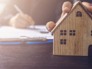 Mann-Papier-Haus-328536507-AS-ngad