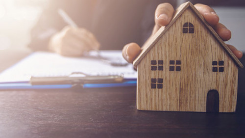 Mann-Papier-Haus-328536507-AS-ngad